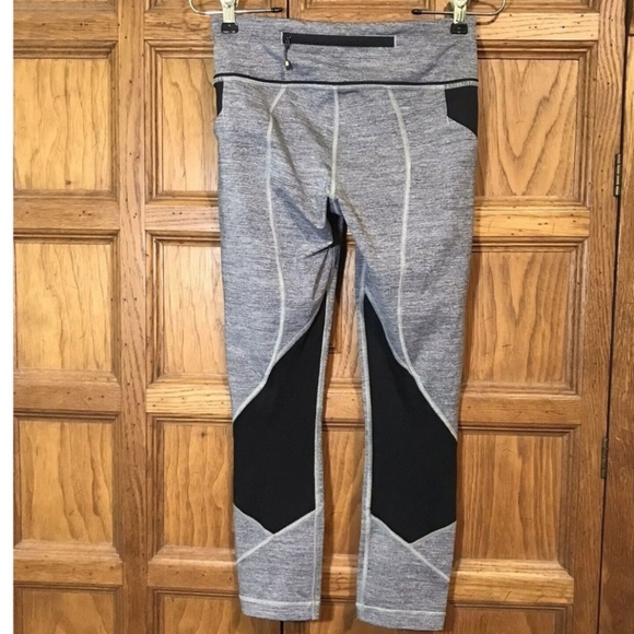 Lululemon Run For Fun Women's 4 Lightweight Crop Legging‎ Black Gray Zip Pockets - Picture 3 of 3